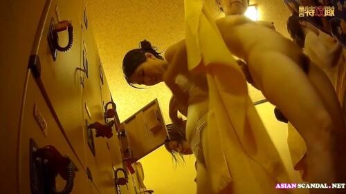 Echte Szene in der Umkleidekabine der weiblichen Gästeumkleidekabine im Thermalbadzentrum